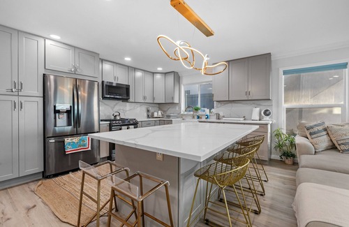 Alamitos Beach Casa | Oceanfront retreat with rooftop deck, modern interior, marble finishes, & W/D