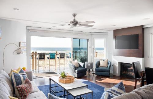 South Mission Beach Casa | Oceanfront, two-level condo with stunning view, decks, fast WiFi & fireplace