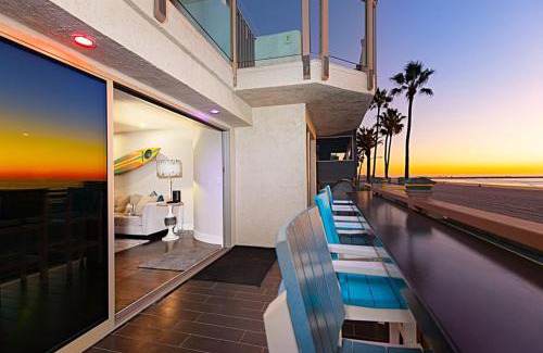 South Mission Beach Casa | Oceanfront, two-level condo with stunning view, decks, fast WiFi & fireplace