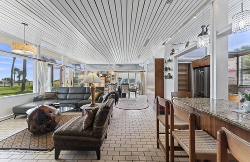 Atlantic Beach Apartamento | Oceanfront unit in the mid-century modern 1.7 acre Atlantic Beach Estate