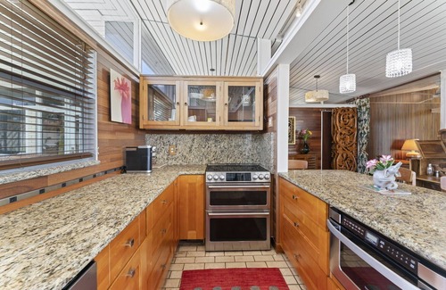 Atlantic Beach Apartamento | Oceanfront unit in the mid-century modern 1.7 acre Atlantic Beach Estate