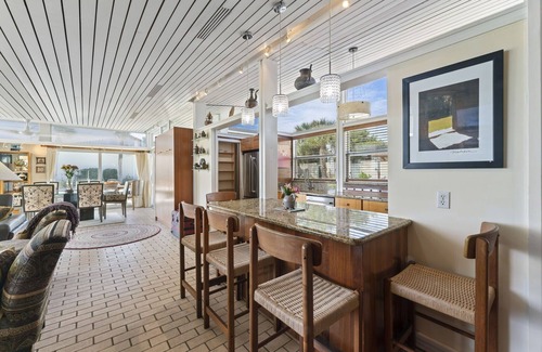 Atlantic Beach Apartamento | Oceanfront unit in the mid-century modern 1.7 acre Atlantic Beach Estate