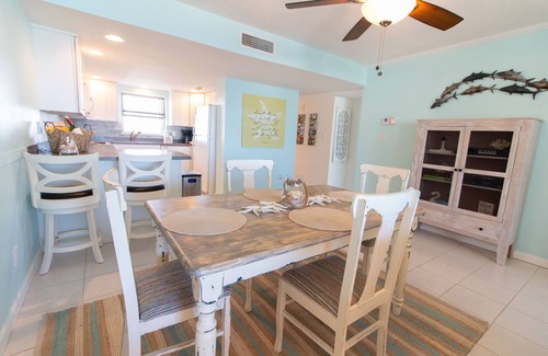 Central Beach Condominio | Frente al mar! Vistas desde todas las habitaciones! 2/2 actualizado recientemente en la hermosa playa de Vero