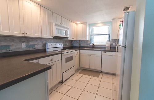 Central Beach Condominio | Frente al mar! Vistas desde todas las habitaciones! 2/2 actualizado recientemente en la hermosa playa de Vero