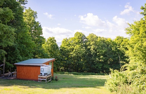 Town of Broome Cabina | Off-Grid, Buck Tiny House with Indoor Soaking Tub & Mountain Top Views