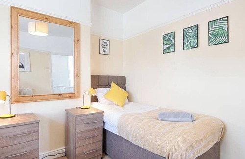 Cockett Apartamento | Off Road parking, Garden, TV in Every Room