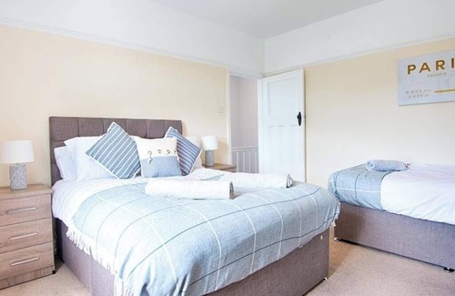 Cockett Apartamento | Off Road parking, Garden, TV in Every Room