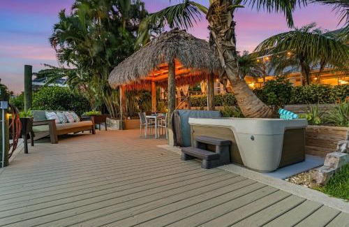 Caloosahatchee Casa | OH! What a Villa - Sunsets, Saltwater Pool, Hot tub, Tiki Hut, Dock - Villa Coastal Cottage- Roelens