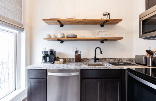 Versailles Hotel | Old Crow Suite, The Woodford Hotel