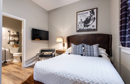 Versailles Hotel | Old Crow Suite, The Woodford Hotel