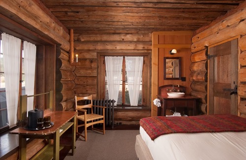 Yellowstone National Park Hotel | Old Faithful Inn - Inside the Park
