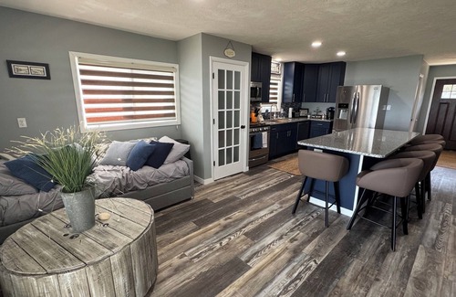 Elwood Cabina | "On Lake Time" Cabin