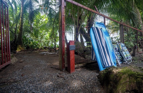 Dominical Cabaña | FRENTE AL MAR A tan solo 20 pasos de la arena.