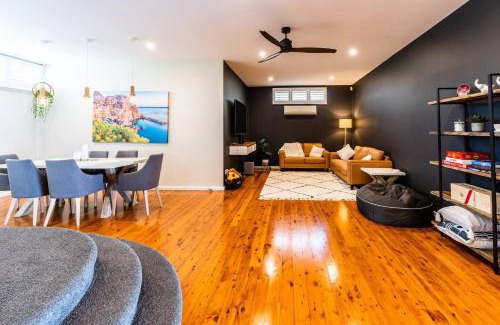 Gorokan Casa | On The Corso - Sun-soaked Serenity with Lake Access