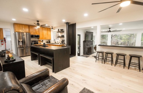 Castella Casa | On The Rocks - Riverfront Home Sweetbriar, CA