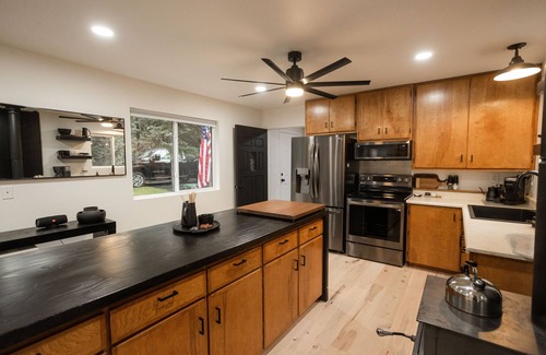 Castella Casa | On The Rocks - Riverfront Home Sweetbriar, CA