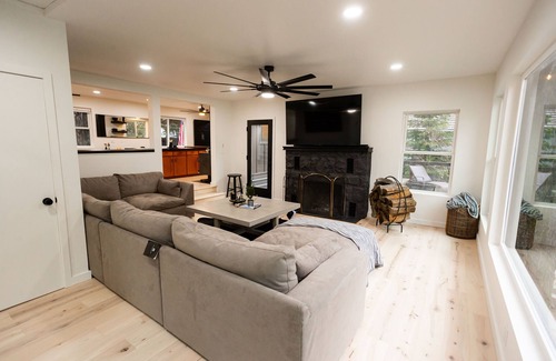 Castella Casa | On The Rocks - Riverfront Home Sweetbriar, CA