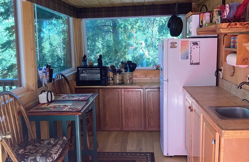 Wapiti Cabina | One Bedroom Creekside Cabin encuentra a medio camino entre el Parque Nacional Yellowstone y Cody