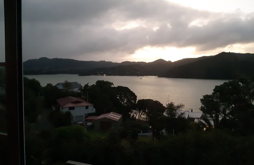 Whangaroa Chalet De Esquí | Unidad de un dormitorio con baño y sala de estar pequeña con cocina americana.