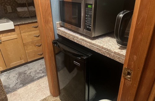 Burlington Casa | A solo una milla de I 5 Suite encantadora, chimenea de gas con aire acondicionado, que admite mascotas