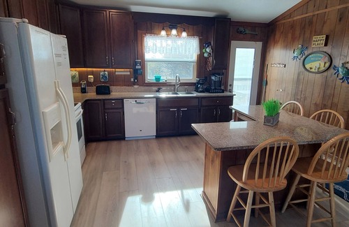 South Nags Head Cabaña | Piscina de agua salada del 5 de mayo al 6 de octubre, bañera de hidromasaje, patio trasero, a 2 minutos a pie de la playa.