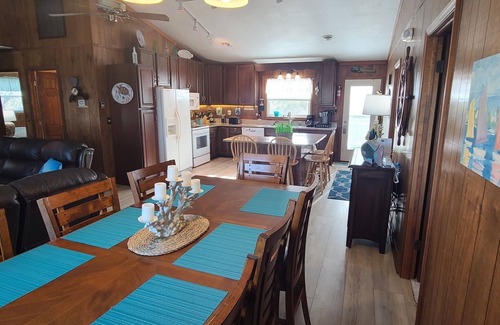 South Nags Head Cabaña | Piscina de agua salada del 5 de mayo al 6 de octubre, bañera de hidromasaje, patio trasero, a 2 minutos a pie de la playa.