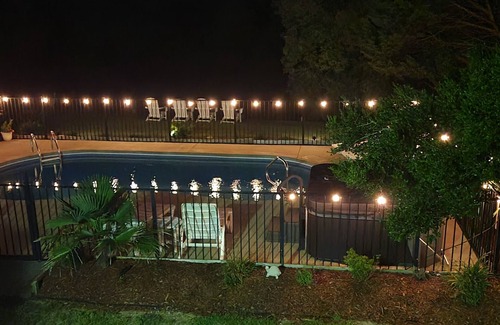 South Nags Head Cabaña | Piscina de agua salada del 5 de mayo al 6 de octubre, bañera de hidromasaje, patio trasero, a 2 minutos a pie de la playa.