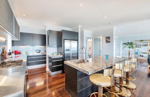 Orakei Villa | Orakei Grandeur Mansion with Sea Views & Pool