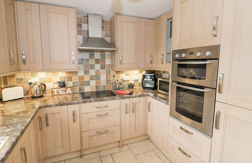 Moreton Cabaña | ORCHARD VIEW, family friendly, with hot tub in Hartpury