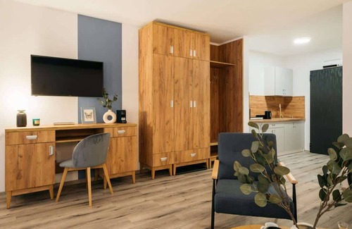 Ursus Apartamento | ORSO City Studio with king size bed and sofa