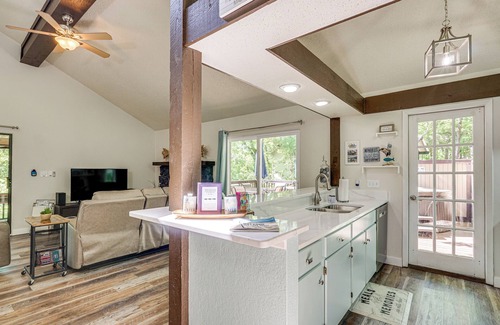 Osage Beach Cabaña | Osage Beach Home w/ Private Hot Tub: Near Lake!