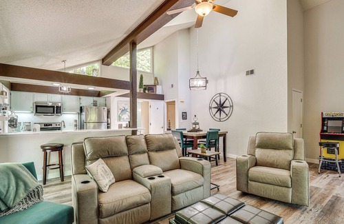 Osage Beach Cabaña | Osage Beach Home w/ Private Hot Tub: Near Lake!