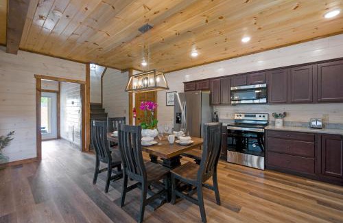 Pigeon Forge Casa | Osprey Nest Cottage Modern New Cabin