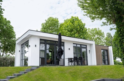 Maurik Casa | Our luxurious, attractive and detached holiday villas for 4 people 95% have a unique view of the water and/or one of the marinas. The luxurious villa offers a lot of privacy, a high level of comfort and has a spacious hardwood outdoor terrace. All th