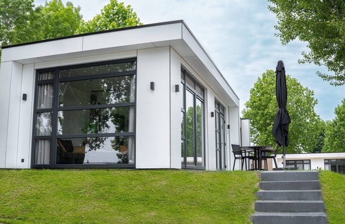 Maurik Casa | Our luxurious, attractive and detached holiday villas for 4 people 95% have a unique view of the water and/or one of the marinas. The luxurious villa offers a lot of privacy, a high level of comfort and has a spacious hardwood outdoor terrace. All th