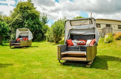 Belau Casa | Outdoor lounge on Lake Belau