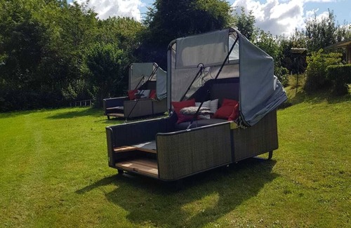 Belau Casa | Outdoor lounge on Lake Belau