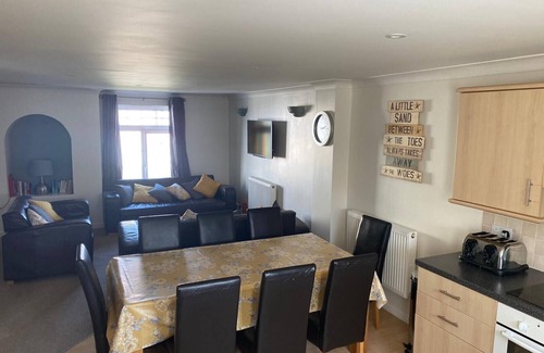 Saint Columb Major Cabaña | Outstanding 4 Bedroom Open-Plan Lodge.