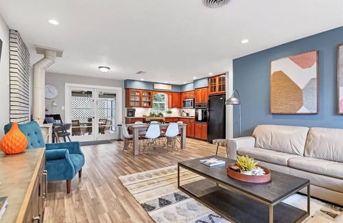 Ridge Wood Heights Casa | “Over the Rainbow!” Vacation Rental Relaxing retreat 5 miles from everything!