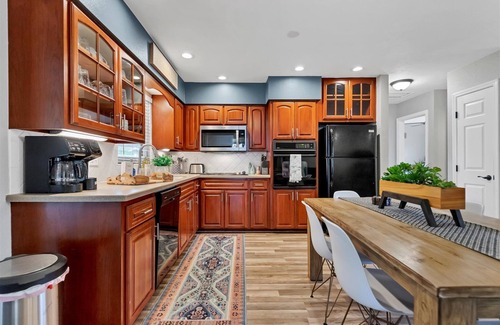 Ridge Wood Heights Casa | “Over the Rainbow!” Vacation Rental Relaxing retreat 5 miles from everything!