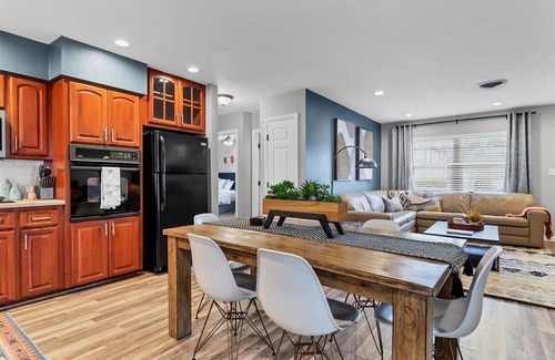 Ridge Wood Heights Casa | “Over the Rainbow!” Vacation Rental Relaxing retreat 5 miles from everything!