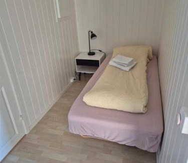 Lebesby Apartamento | Overnatting Kjøllefjord, Hybelleilighet med kjøkkenkrok og eget bad