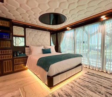 Dubai Marina Alquiler De Eote | Overnight Super Yacht - Orchid