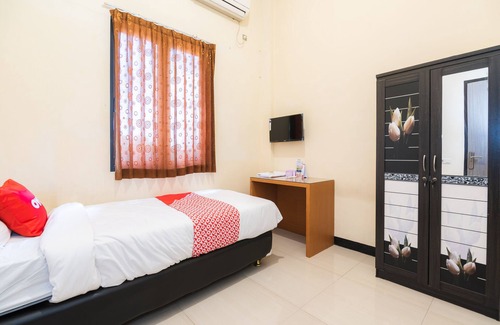 Gresik Hotel | OYO 1956 Kana Family Residence