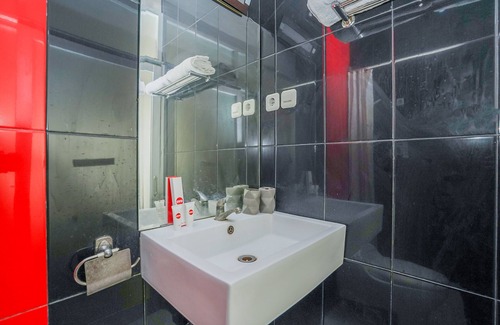 Gresik Hotel | OYO 1956 Kana Family Residence