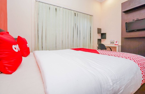 Gresik Hotel | OYO 1956 Kana Family Residence