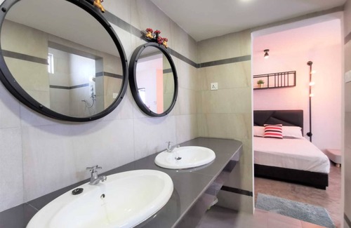 Muar Hotel | OYO 91032 Mwv Family Suite Room