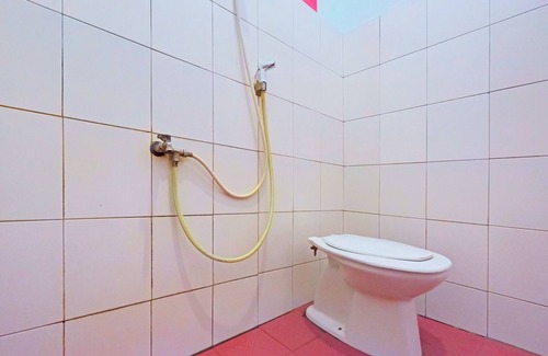 Sulawesi Hotel | OYO 92337 Wisma Arwini Syariah Near Benteng Balangnipa