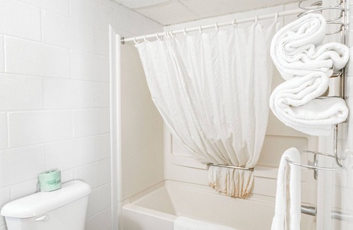 Osborne Hotel | OYO Crossroads Inn