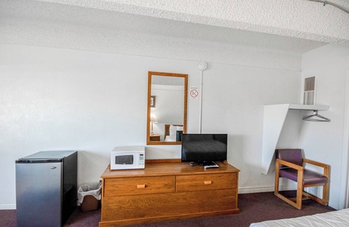 Osborne Hotel | OYO Crossroads Inn